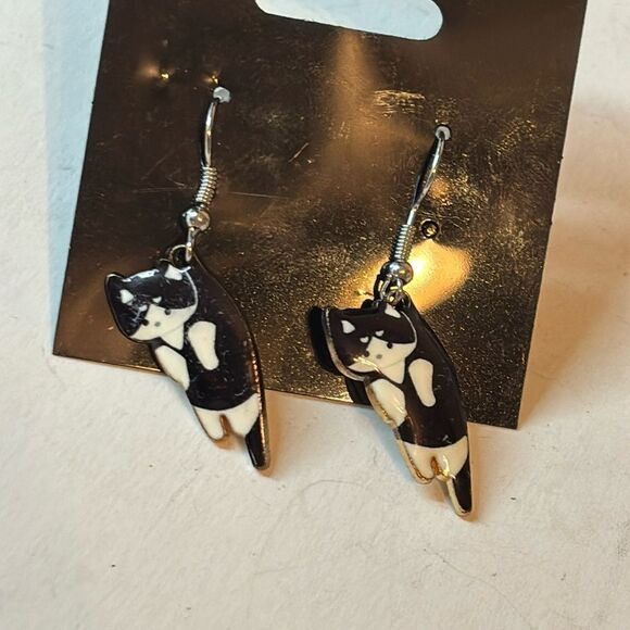 Black and white pair of dangling kitten fashion earrings cute cat lady style - Picture 1 of 5